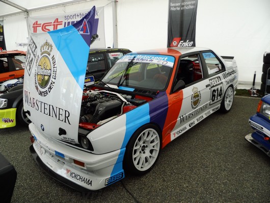 Tourenrennsportwagen BMW E30 in der Box