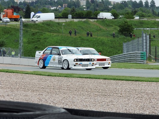 Tourenrennsportwagen BMW E30 im Zweikampf