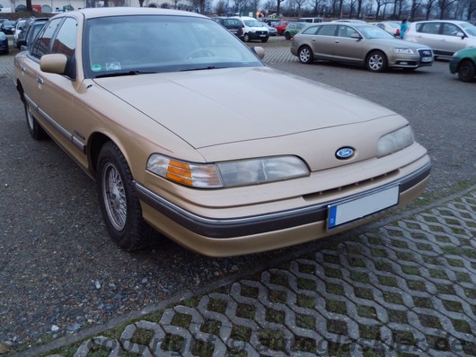 Ford Crown Victoria von Vorn