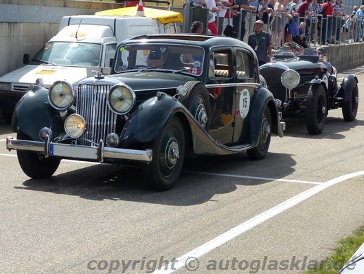 Jaguar und Bentley bei der Zeitnahme