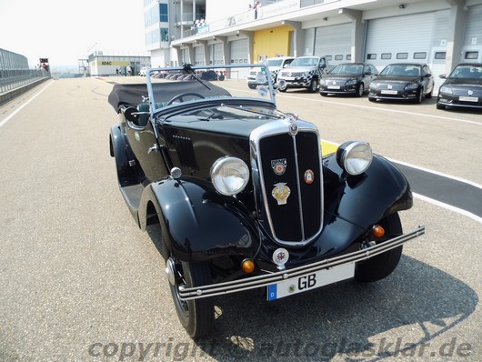 Ein Morris Eight in der Sachsenring Boxengasse