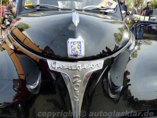 Peugeot 203 Frontansicht mit Schriftzug und Logo 1955