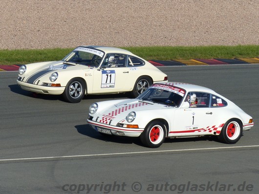 Zwei Porsche 911 der Historic GT beim Überholen