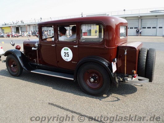 Skoda 430 mit zwei Ersatzreifen