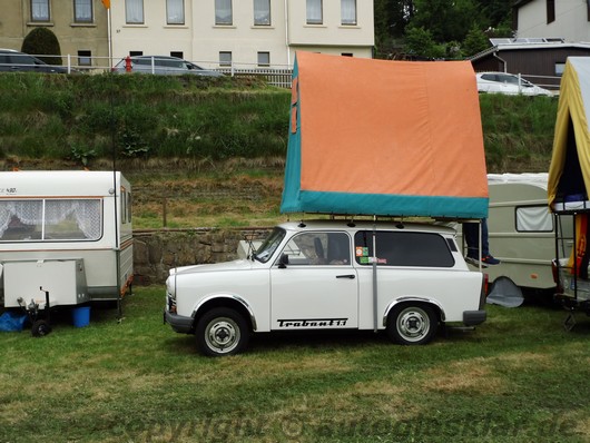 Trabant Dachzelt aufgestellt