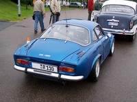 Die Heckansicht des Sportwagens Alpine A 110