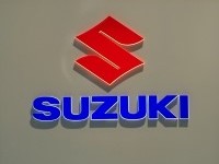 Das Logo der japanischen Automarke Suzuki