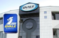 Das Logo und der ehemalige Firmensitz Qvale Automotive